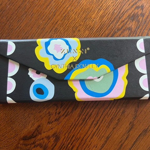 Cynthia Rowley Black sunglass case with Colorful Floral Design - Picture 1 of 2